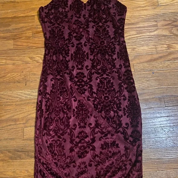 Red Dress With Design - Picture 1 of 2